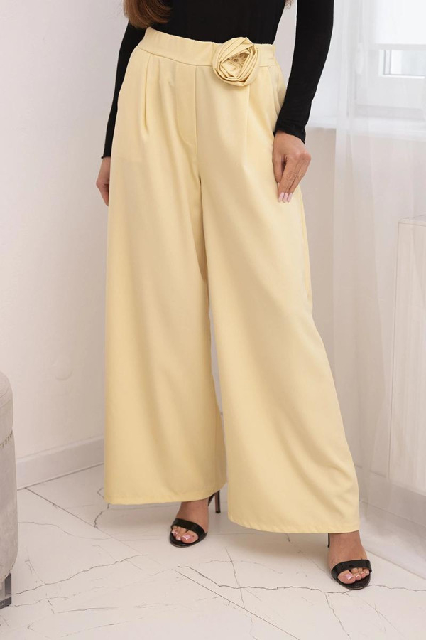 Elegantné nohavice so širokým strihom a ozdobným kvetom model Danica 