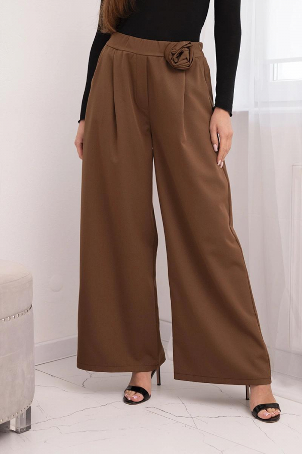 Elegantné nohavice so širokým strihom a ozdobným kvetom model Danica 