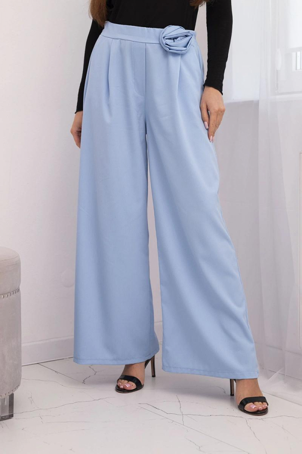 Elegantné nohavice so širokým strihom a ozdobným kvetom model Danica 