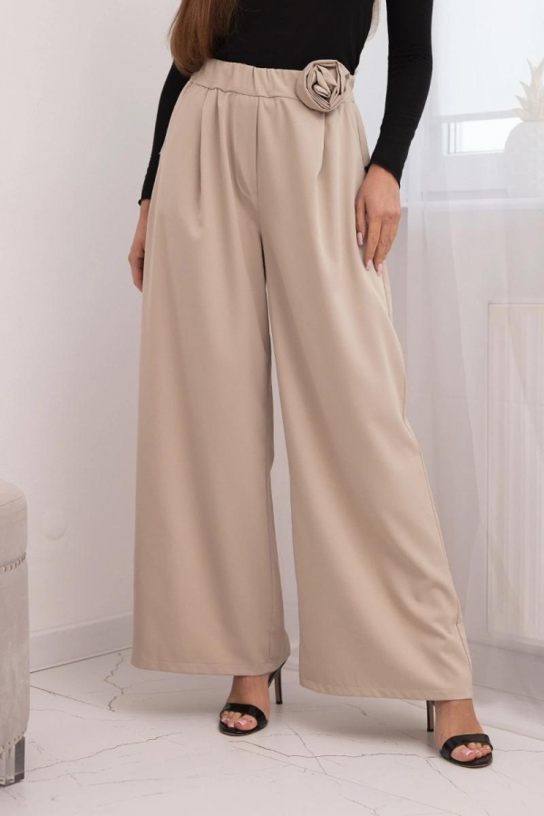 Elegantné nohavice so širokým strihom a ozdobným kvetom model Danica 