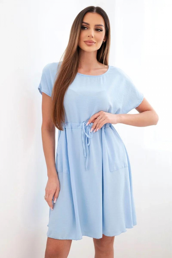 Krátke šaty s krátkym rukávom a viazaním v páse model 1165 