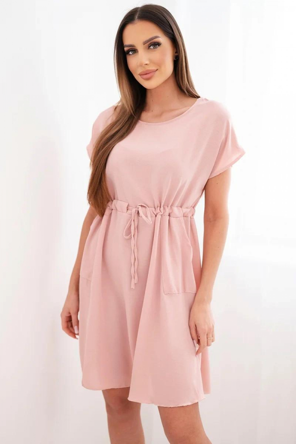 Krátke šaty s krátkym rukávom a viazaním v páse model 1165 